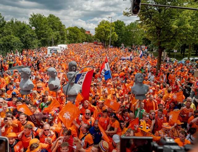 Orange Fanwalk