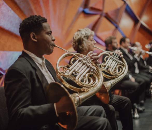 musician playing the french horn