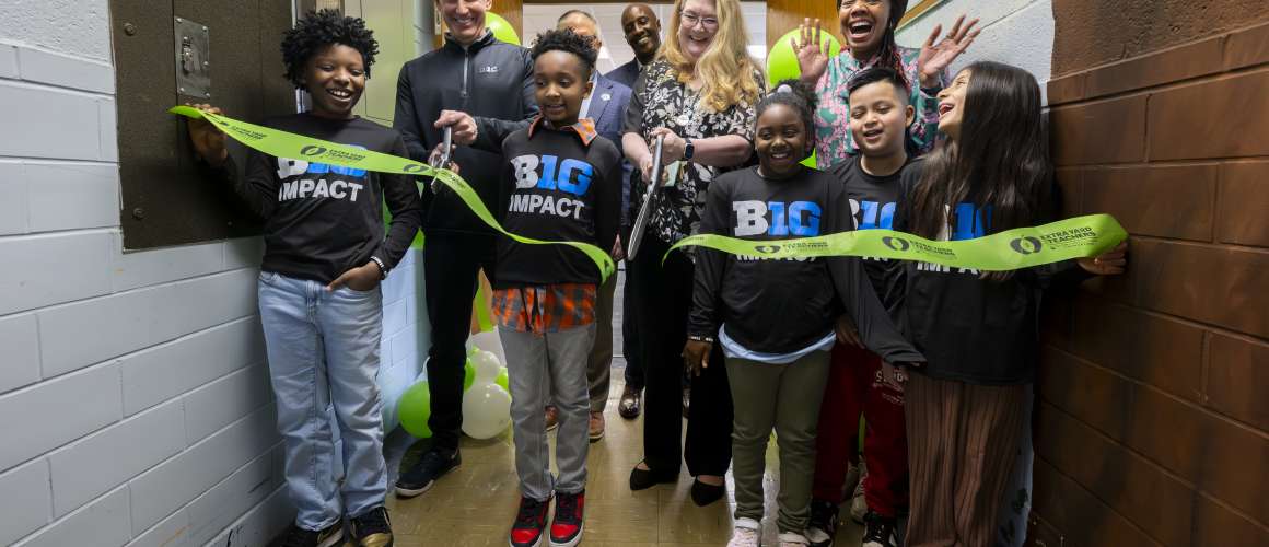 Big Ten Library Makeover at Ernie Pyle School 90