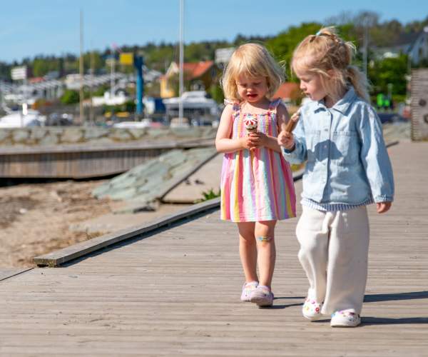 Two little girls on a walk at the Sjøbadet in Moss