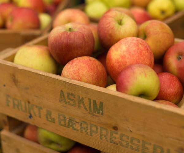 epler i en trekasse med Askim frukt og bærpresseri på