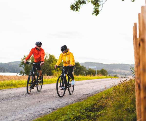 Dame og mann på sykkel