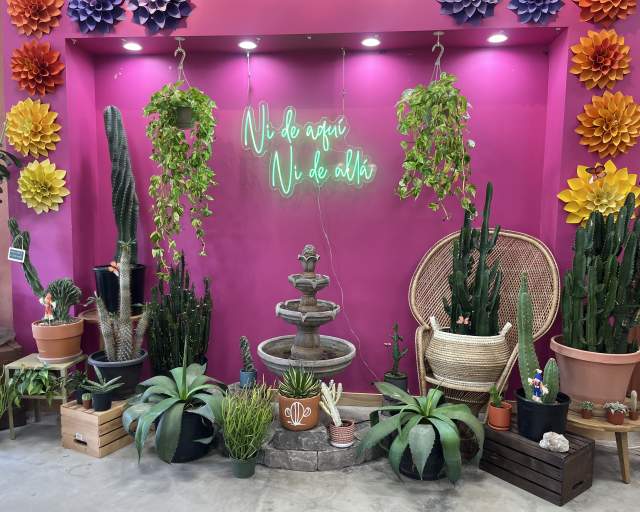 Ni de aqui, Ni de alla Sign