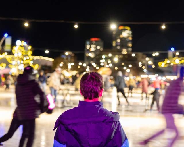 Child_watching_people_skate_at_Stuart_Park