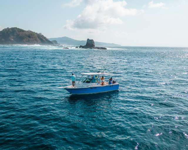 Bote navegando sobre el Golfo de Montijo en la provincia de Veraguas, Panamá.