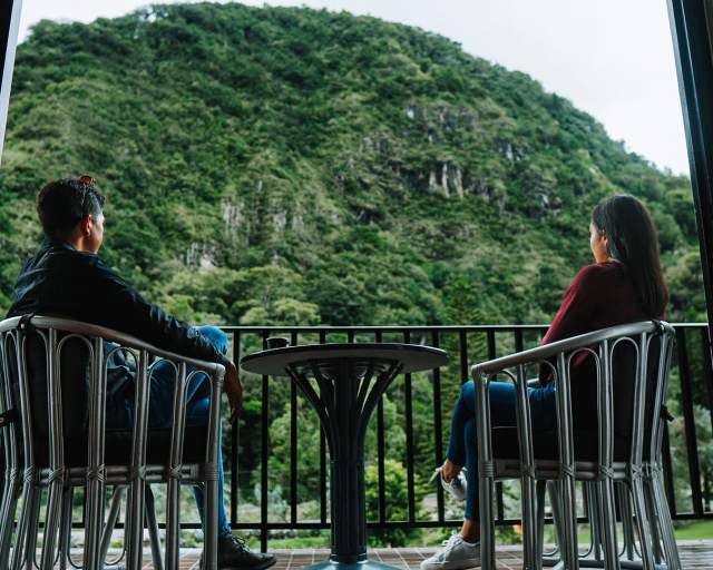 Pareja tomando café en una terraza con vista a las montañas de Cerro Punta