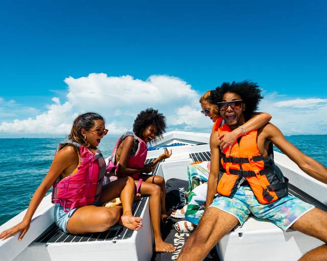 Amigos aproveitando um lindo dia de sol em um barco nas praias do Golfo de Chiriquí