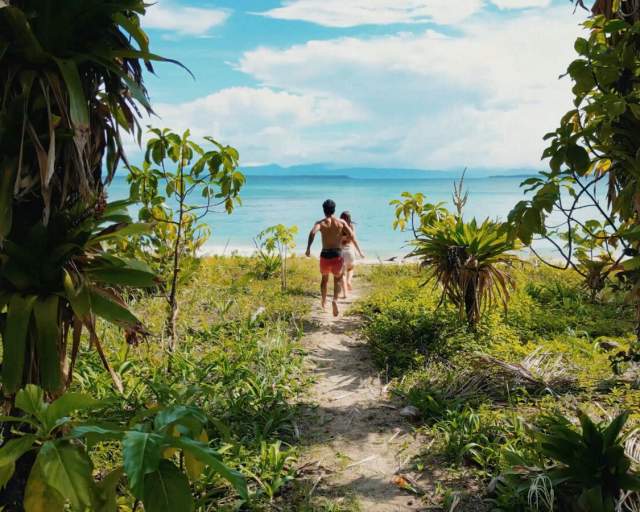 Caminando hacia la playa Cayo Zapatilla en la provincia de Bocas del Toro, Panamá