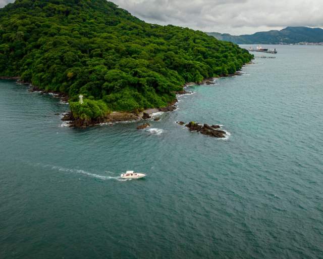 Yacht sailing near the Panamanian Pacific coast at the beginning of a 9-day nautical itinerary.