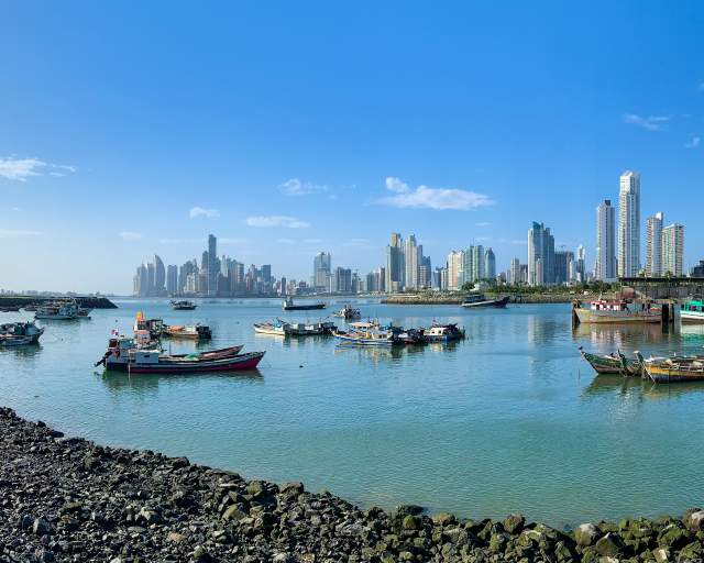 Panorámica de la Ciudad de Panamá, Panamá, en un día soleado con botes en la bahía.