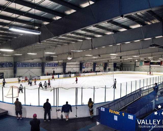 Oak Center Ice