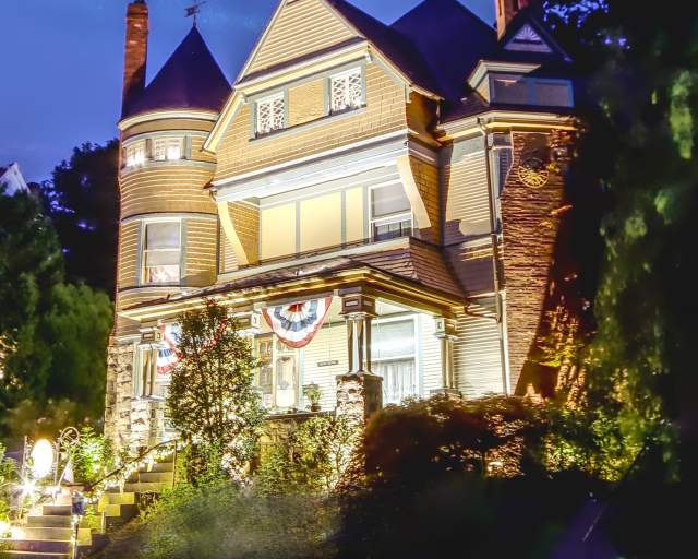The Queen, A Victorian Bed And Breakfast