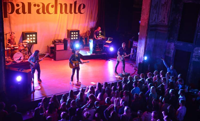 Parachure at the Queen