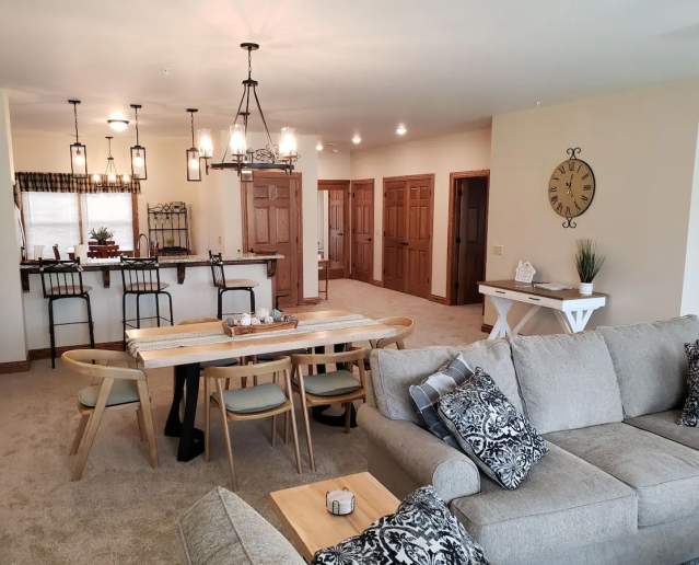 Alpine Escape Lodging living room and kitchen