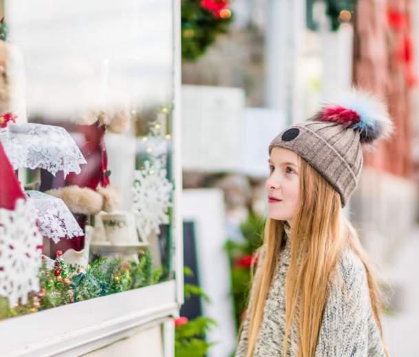 holiday window shopping girl