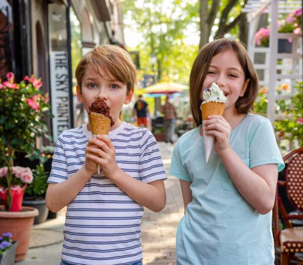 Children with ice cream