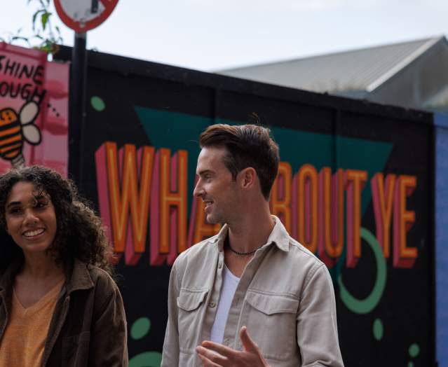 couple walking by Street-art
