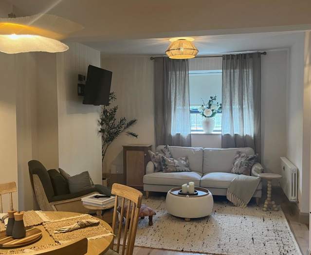 31 Lower English cosy living room.