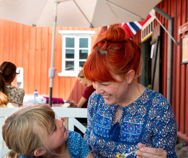 Mor og datter sitter på Herregårdskafeen og spiser kake