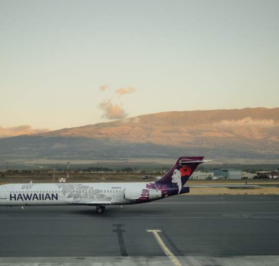A Hawaiian Airlines Boeing 717 at Kahului Airport