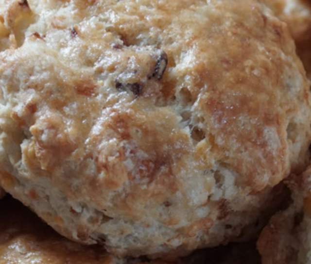 Small Bites: Cheddar Apple Bacon Scones