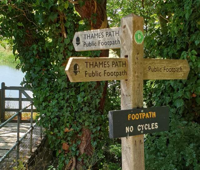 Thames Path sign to public footpath