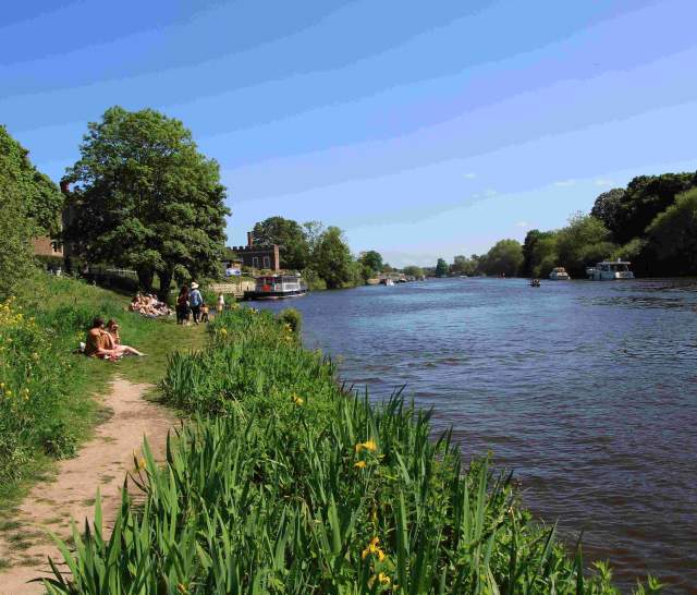 The Thames Path running alongside the River Thames