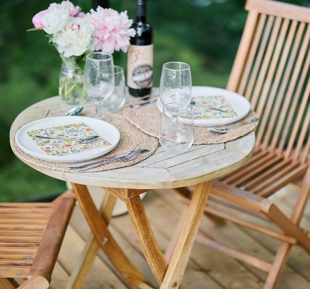 vacation-rental table setting