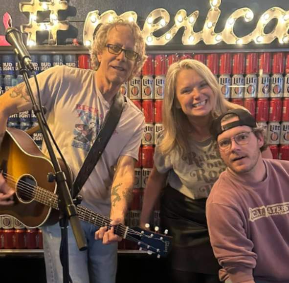 A Twangy Kind of Love at Mo's