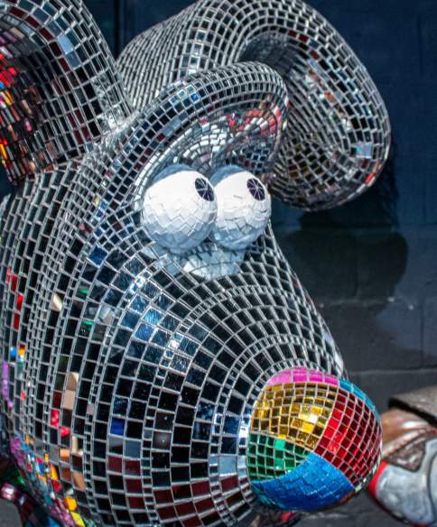 Gromit Unleashed 3 Launch - Mirrorball Gromit and Roman Wallace - CREDIT Simon Boddy
