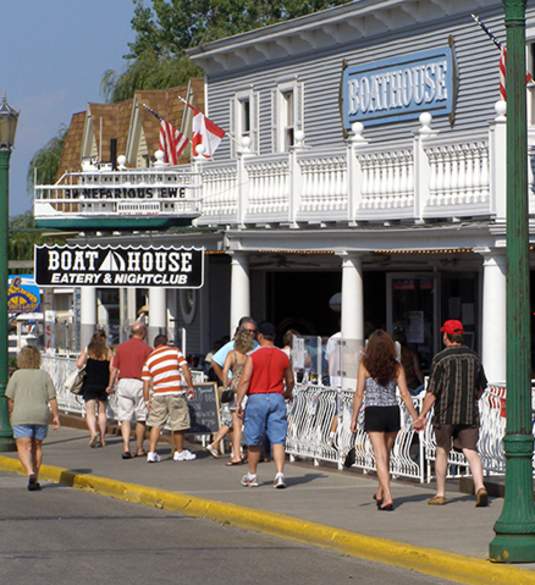 Boathouse Bar & Grill