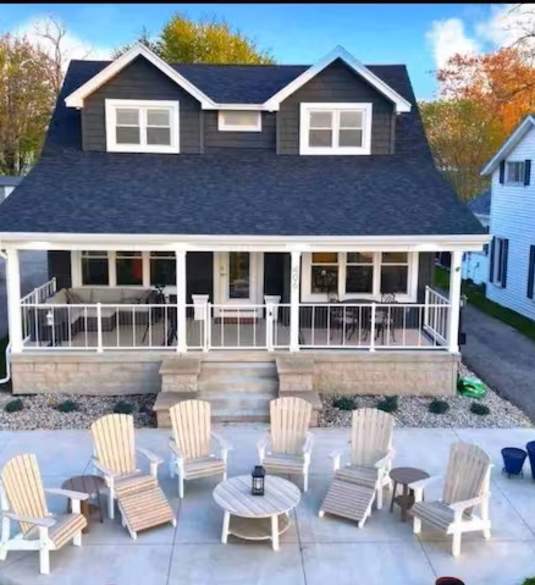 Lake View Port Clinton Home- Minutes to the Jet