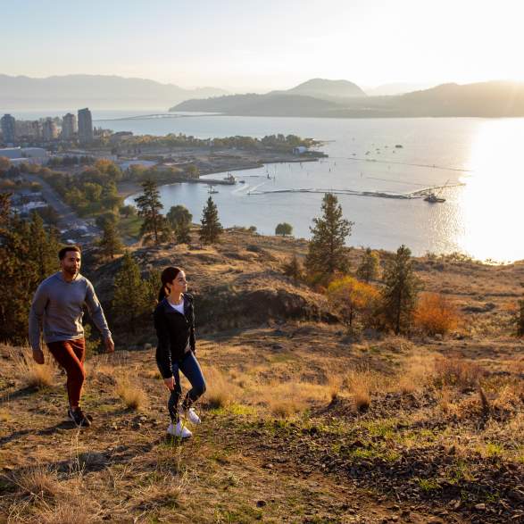 Couple_Hiking_at_Knox_Mountain_Park_4_