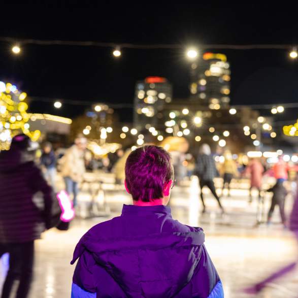 Child_watching_people_skate_at_Stuart_Park