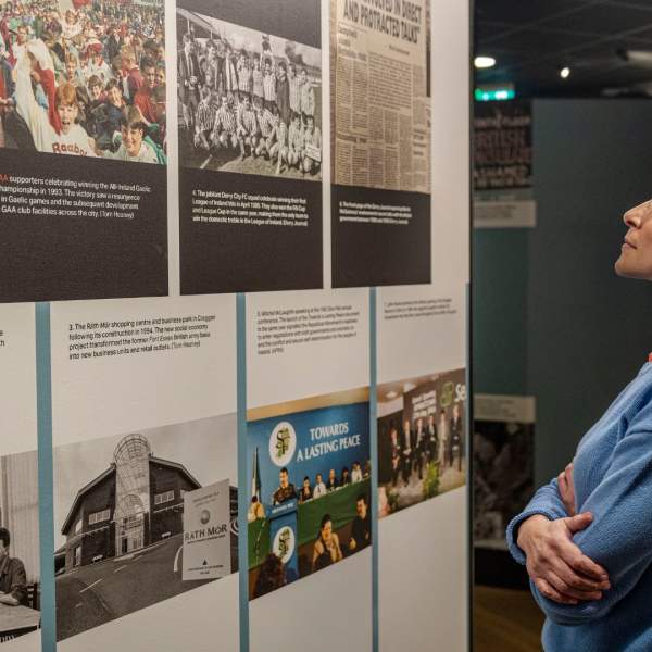 Couple walking into the entrance of Peacemakers Museum in Derry~Londonderry