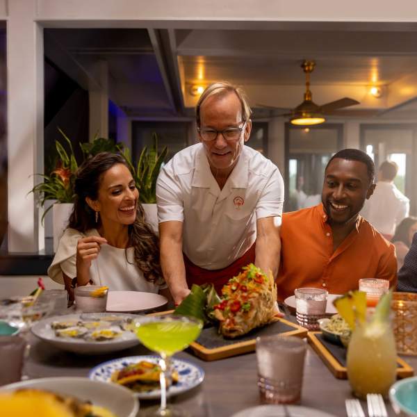 four-flamingos-gm-2022-server-dining-3698 (1)