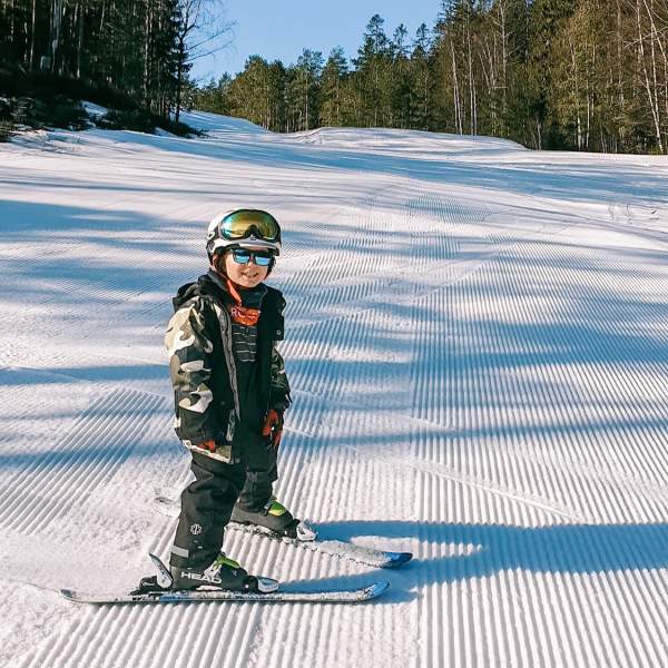 Smilede barn som står på slalom. Foto.
