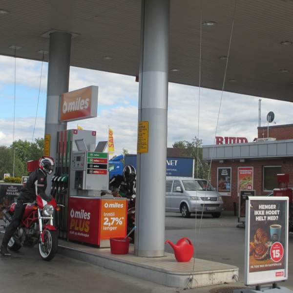 Motorsyklister fyller drivstoff på en bensinstasjon