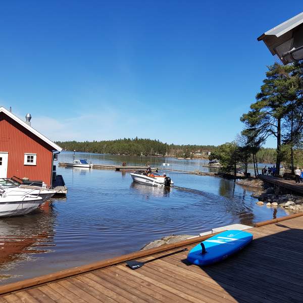 Bryggepromenaden og båtcafeen i Ørje med gjesteplasser til båt i bakgrunn