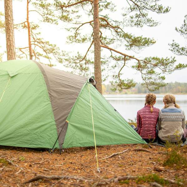 To jenter sitter ved siden av et grønt telt ved Børtevann i Sarpsborg
