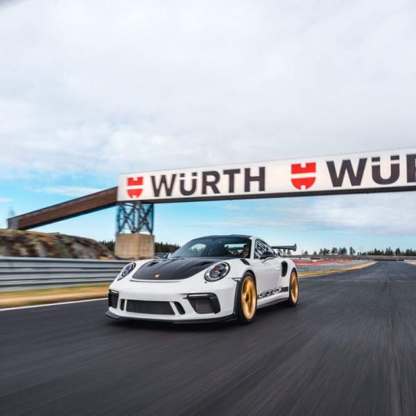 En porche under brua på banen på Rudskogen