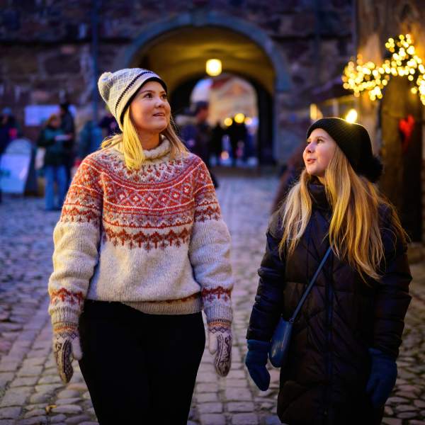 To jenter på julemarkedet på Fredriksten festning