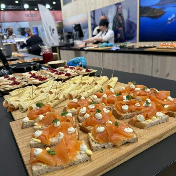 Oppdekket bord med snitter