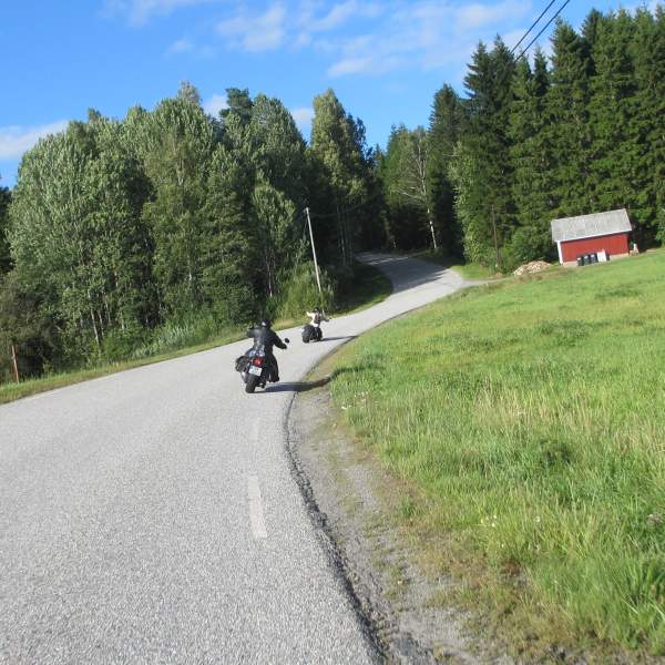 To motorsyklister på veien i landlige omgivelser