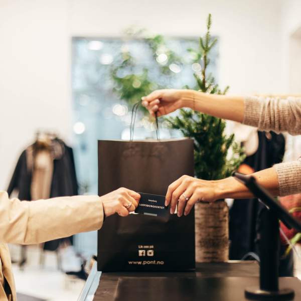 Nærbilde av en betaling med gavekortet Sarpsborgkortet i en butikk i Sarpsborg sentrum. Foto.