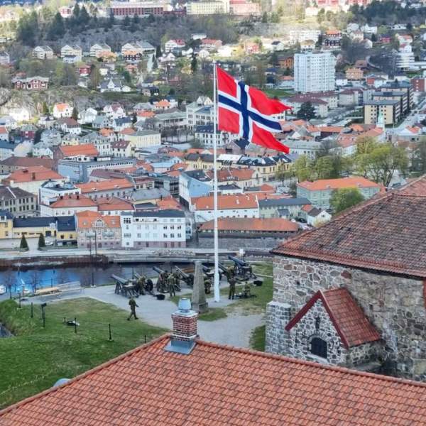 Bilde som viser at det flagges på Fredriksten festning