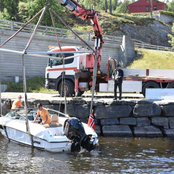 Heisekran løfter opp fritidsbåt fra Rødenessjøen