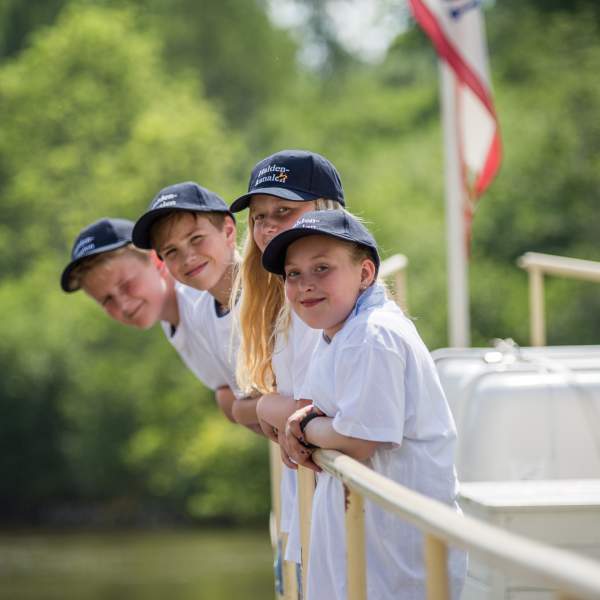 Gruppe med barn ombord på DS Engebret Soot i Haldenkanalen