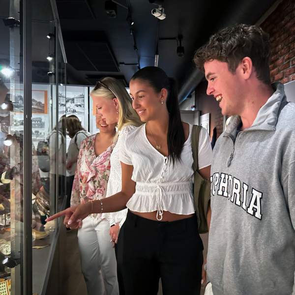 Tre ungdommer utforsker utstillingen på Halden Museum Fayreggården