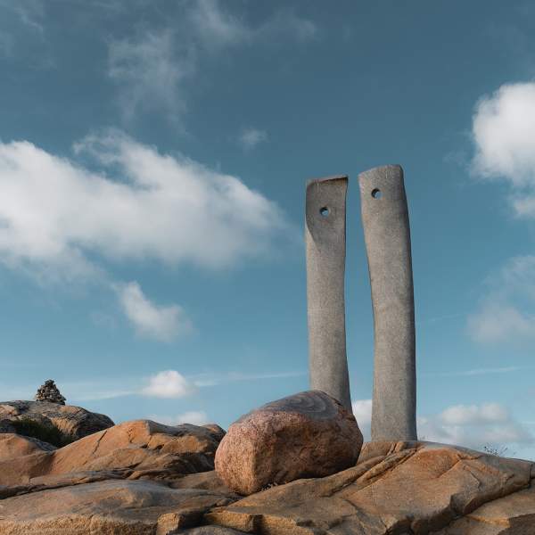 To lange steiner som står oppreist